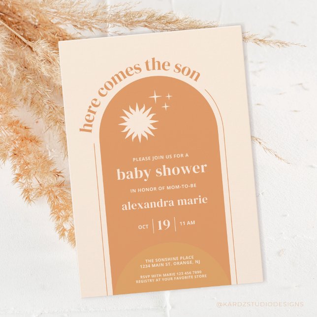 Hier kommt die Son Boho Baby Dusche Einladung (Here comes the son, boho baby shower invitation. Ochre terracotta with arc, sunshine, and stars.)