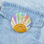 Hier kommt die Son Retro Boys Baby Dusche Button<br><div class="desc">Feiern Sie stilvoll mit diesen trendigen Baby-Duschknöpfen. Dieses Design lässt sich einfach mit Ihrer speziellen Veranstaltungssprache personalisieren und Ihre Gäste werden begeistert sein,  wenn sie diese fantastischen Gunst-Buttons sehen. Matching-Elemente finden Sie in der Auflistung.</div>