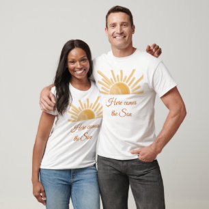 Hier kommt die Son Sunshine Yellow Ray Baby Dusche T-Shirt