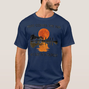 Hier kommt die Sonne und ich sage ihre richtige Gi T-Shirt