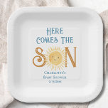 Hier kommt die Sonnenschein-Babydusche Pappteller<br><div class="desc">Diese Babyduschpapier-Teller sind mit dem Text "Here Comes The Son" in stylish blauer Typografie mit einer niedlich gelben Aquarellsonne versehen. Einfach anpassbar. Original Wasserfarbe © Michele Davies.</div>