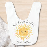 Hier kommt die Sun Custom Babylätzchen<br><div class="desc">Dieses niedliche Babybib ist mit einer Aquarellfarbe dekoriert, die die Sonne lächelt und die Worte " Here Comes The Sun" in stilvoller Schrift-Typografie. Einfach anpassbar. Original Wasserfarbe © Michele Davies.</div>