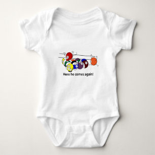 Hier kommt er Säuglingsabnutzung Baby Strampler