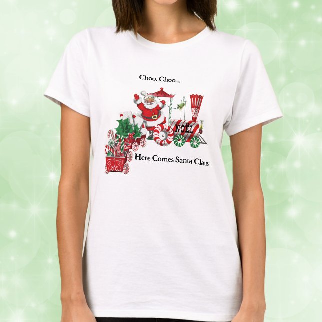 Hier kommt Santa on Candy Train mit Buchstaben T-Shirt (Santa riding red white Christmas train candy canes letters on Here comes Santa tee shirt.)