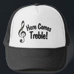 Hier kommt Treble! Funny Hat für Musiker Truckerkappe<br><div class="desc">Dieser lustige Hut hat einen g-clef, auch ein Dreifach-Klecks mit dem Text genannt: Hier kommt Treble! Es ist ein Wortspiel, den nur Musiker verstehen werden. Gutes Geschenk für Musiker oder Musikliebhaber in Ihrem Leben!</div>