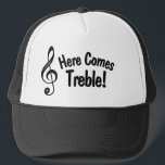 Hier kommt Treble! Funny Hat für Musiker Truckerkappe<br><div class="desc">Dieser lustige Hut hat einen g-clef,  auch ein Dreifach-Klecks mit dem Text genannt: Hier kommt Treble! Es ist ein Wortspiel,  den nur Musiker verstehen werden. Gutes Geschenk für Musiker oder Musikliebhaber in Ihrem Leben!</div>