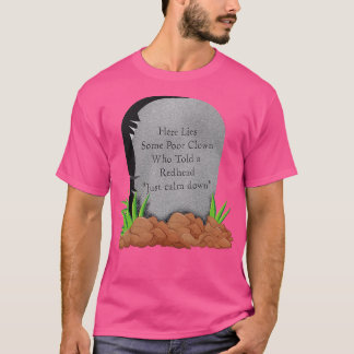Hier liegt ein schlechter Clown, der einen Rotkopf T-Shirt