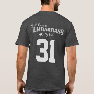 Hier nur um mein Kind in Verlegenheit zu bringen T-Shirt