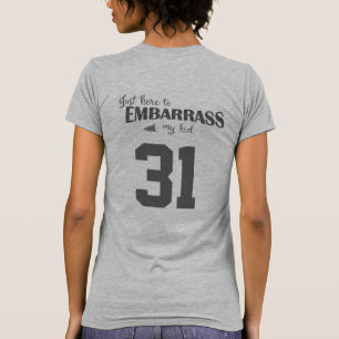 Hier nur um mein Kind in Verlegenheit zu bringen T-Shirt