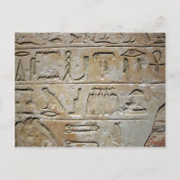 Hieroglyphen auf einer Steinmauer