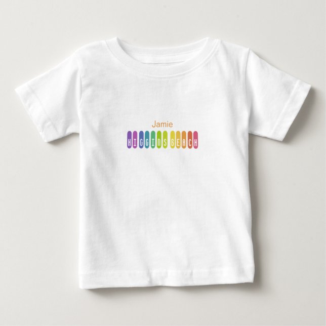 Higgins Beach Rainbow Typografie Personalisiert Baby T-shirt (Vorderseite)