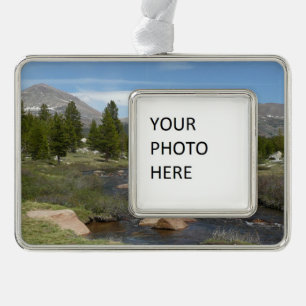 High Country Mountain Stream III im Yosemite Rahmen-Ornament Silber