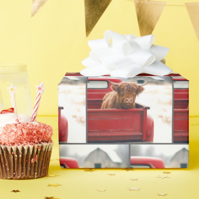 Highland Cow In a Red Retro Pickup Truck Geschenkpapier (Geburtstagsparty)