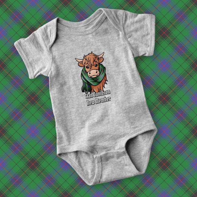 Highland Cow mit Davidson Tartan Scarf Baby Strampler (Von Creator hochgeladen)