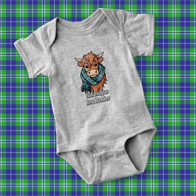 Highland Cow mit Douglas Tartan Scarf Baby Strampler (Von Creator hochgeladen)