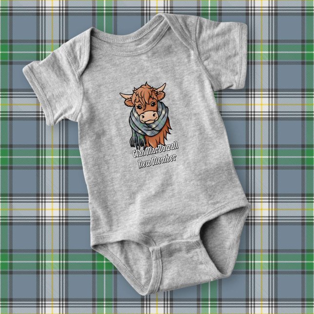 Highland Cow mit MacDowall Tartan Scarf Baby Strampler (Von Creator hochgeladen)