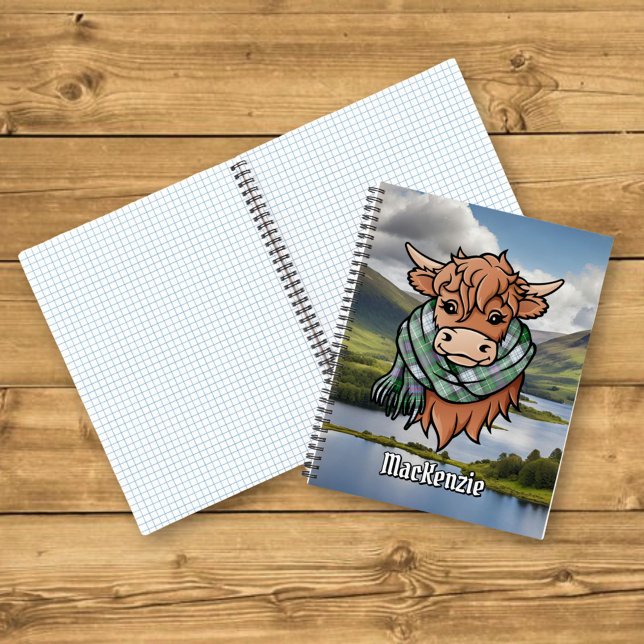 Highland Cow mit MacKenzie Dress Tartan Scarf Notizbuch (Von Creator hochgeladen)