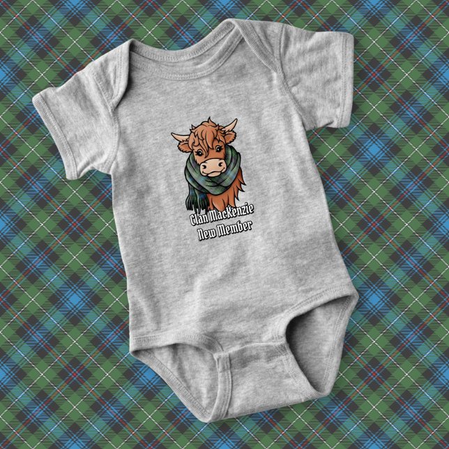 Highland Cow mit MacKenzie Tartan Scarf Baby Strampler (Von Creator hochgeladen)