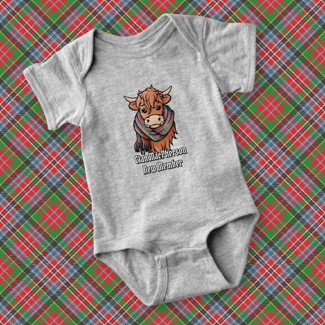 Highland Cow mit MacPherson Tartan Scarf Baby Strampler (Von Creator hochgeladen)