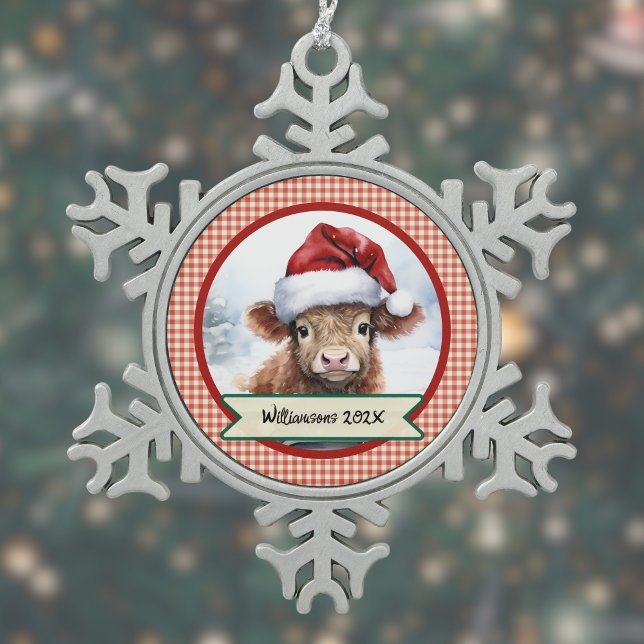 Highland Cow Niedlich Weihnachtsmannmütze Gingham  Schneeflocken Zinn-Ornament (Von Creator hochgeladen)