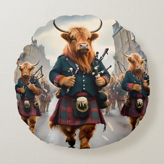 Highland Harmony: Bagpipe Highland Cow Band Rundes Kissen (Vorderseite)