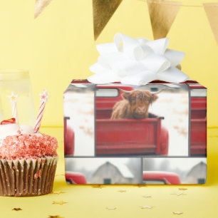 Highland-Kuh in einem roten Retro-Pickup-Truck Geschenkpapier