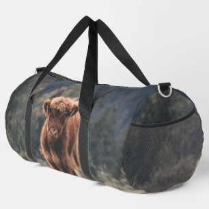 Highland-Kuh-Kalb auf Herbstgrasfeld Duffle Bag