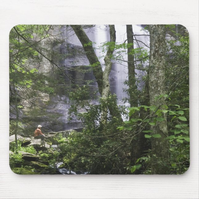 Hiker bewundert die Falls Branch Falls Mousepad (Vorne)