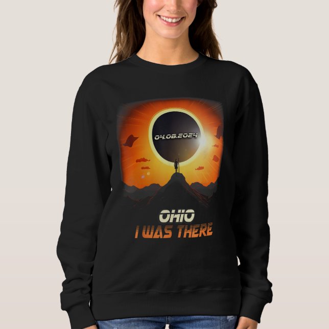 Hiking Outdoors Total Solar Eclipse 2024 Ohio Sweatshirt (Vorderseite)