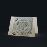 Hilfe mit einer Menorah Feiertagskarte<br><div class="desc">Jüdische Schule's Relief zeigt eine Menorah,  aus Umm Qeis (Alte Gadara) Jordanien (Basalt) in der Louvre,  Paris,  Frankreich. Das Relief,  das eine Menorah darstellt,  aus Umm Qeis (Altes Gadara) Jordanien wurde um das 6. Jahrhundert erschaffen.</div>