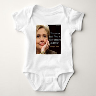 Hillary Clinton & Alle Kinder Zitat Baby Strampler