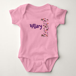 Hillary, Namenslogo mit australischer Tierwelt,  Baby Strampler