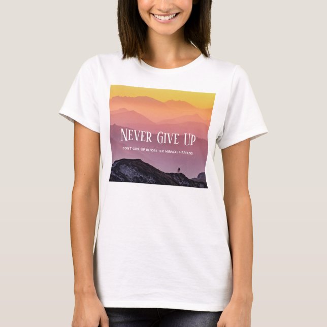 Hills Landschaft Regenbogenfarben Motivation Zitat T-Shirt (Vorderseite)