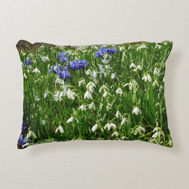 Hillside of Early Spring Flowers Landschaft Zierkissen (Vorderseite)