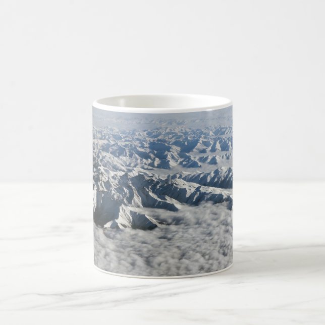 Himalaya-Berge unter Wolken - Tibet Kaffeetasse (Mittel)