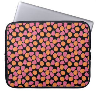 Himbeeren, Mandarinen auf helltürkisblauem Blau Laptopschutzhülle