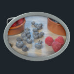 Himbeeren und Blaubeeren Ovale Gürtelschnalle<br><div class="desc">"Frische Himbeeren und Heidelbeeren. Image © Angelika Stern"</div>