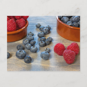 Himbeeren und Blaubeeren Postkarte