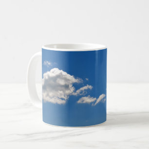 Himmel ist blau und weiße Wolken kommen vorbei Kaffeetasse