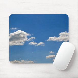 Himmel ist blau und weiße Wolken kommen vorbei Mousepad