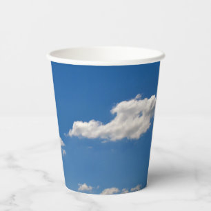 Himmel ist blau und weiße Wolken kommen vorbei Pappbecher