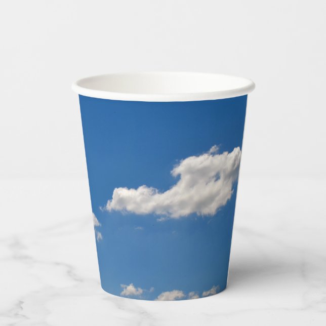 Himmel ist blau und weiße Wolken kommen vorbei Pappbecher (Rückseite)