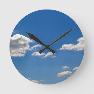 Himmel ist blau und weiße Wolken kommen vorbei Runde Wanduhr