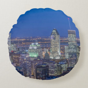 Himmel über der Skyline in der Dämmerung 2 Rundes Kissen