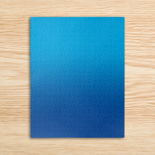 Himmel und tiefblauer monotoner Ombre