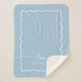 Himmelblauer Wellenrand mit Monogramm Sherpadecke