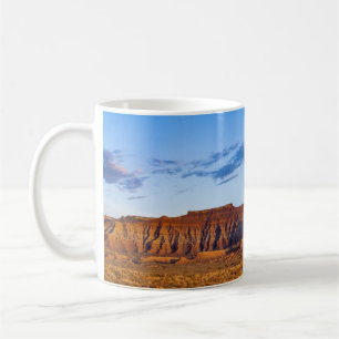 Himmelsblauer bedeckt wunderschönen braunen Hügel Kaffeetasse
