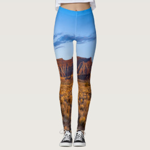 Himmelsblauer bedeckt wunderschönen braunen Hügel Leggings