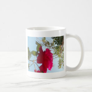 Himmlisches Blut: Eine Rose gegen den Himmel Kaffeetasse