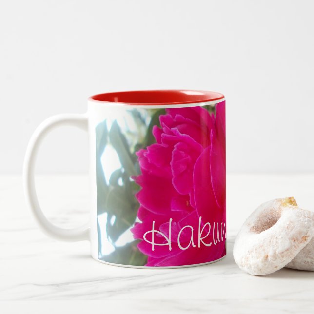 Himmlisches Blut: Eine Rose gegen den Himmel Zweifarbige Tasse (Mit Donut)